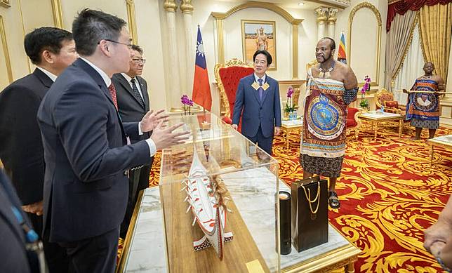 賴總統親自向史瓦帝尼國王介紹這艘蘭嶼達悟族的拼板舟模型。(圖由總統府提供)