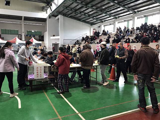 潮州春節年街市集三百六十三個一般區的攤位抽籤工作，吸引八百二十四位攤商登記參與。（記者鄭伯勝攝）