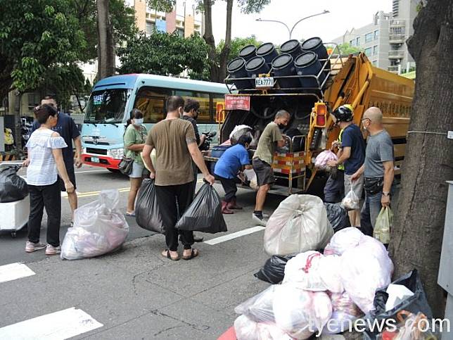 清明4天連假來臨，桃園市政府環保局各區清潔中隊收運垃圾仍維持正常週收5日原則。圖：環保局提供