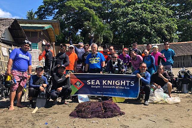 Hong Kong volunteers led by veteran diver Harry Chan (middle in blue) join hands with volunteers from the Philippines. Photo: Eric Lee