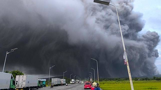 2026年5月2日，菲律賓馬永火山噴出的大量火山灰。美聯社