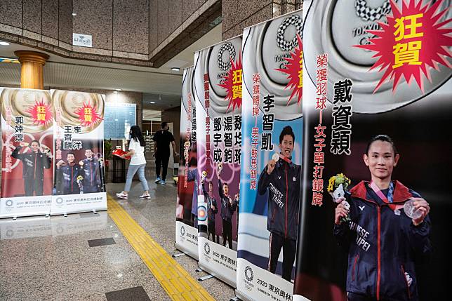 本次東京奧運台灣選手成績斐然，體育署大廳內放置多面看板慶賀，但國家隊的心理健康資源配置卻有待加強。（攝影／楊子磊） 