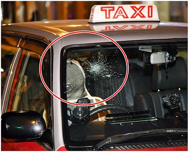 的士車頭玻璃受損（紅圈示）。