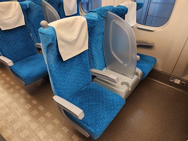 一名日本網友發現新幹線上的全新服務。(圖片翻攝自X平台@Damegane_travel)