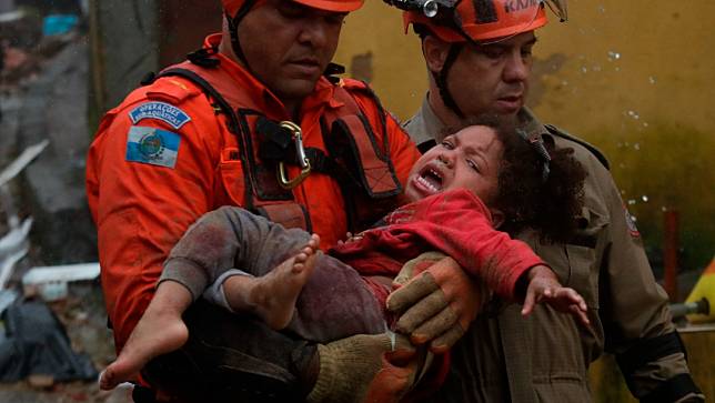 2024年3月23日，巴西里約熱內盧州發生土石流後，救難人員救出一名泡在泥漿裡16小時以上的4歲女童。美聯社