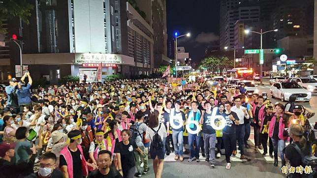 罷韓團體今晚舉辦追念228遊行，高人氣的「農農」吳怡農特別現身支持，吸引數千名眾參加。(記者張忠義攝)