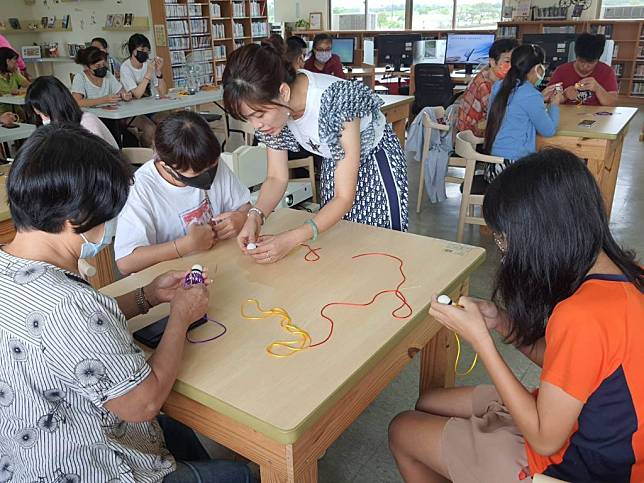 北門區圖書館舉辦越南文化講座，參加民眾手作羽毛球吊飾。(記者盧萍珊攝)