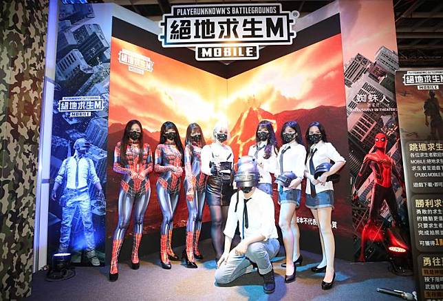 2022台北國際電玩展22日在南港展覽館登場，有遊戲廠商邀請Show Girls變裝現身，吸引參展民眾目光。 中央社記者張新偉攝 111年1月22日 