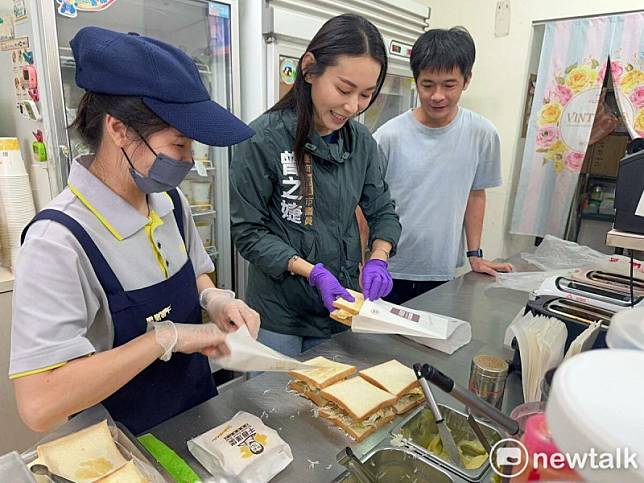 台南市議員曾之婕前往早餐店和店家一起準備愛心早餐。 圖：曾之婕服務處提供