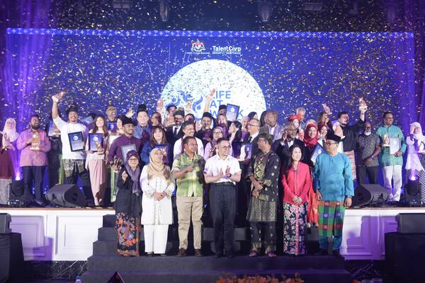 YB Steven Sim Chee Keong, Minister of KESUMA and YB Dato' Sri Abdul Rahman Bin Mohamad, Deputy Minister KESUMA together with all the LIFE AT WORK Awards (LAWA) 2024 winners.