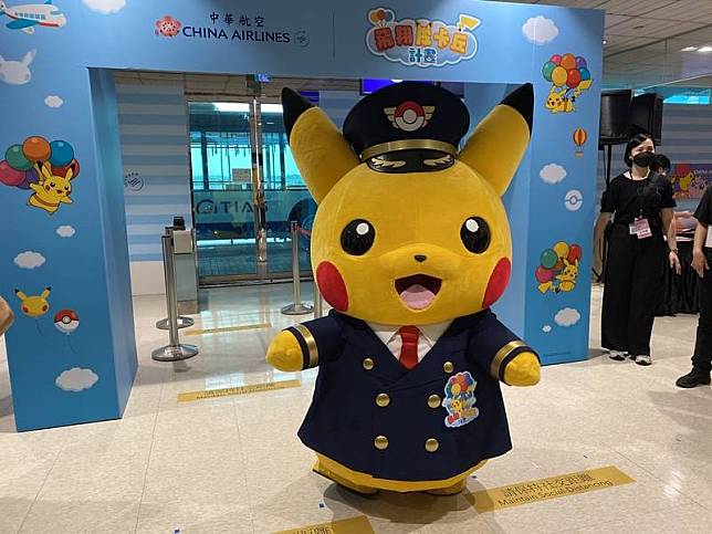 中華航空「皮卡丘彩繪機CI」是台灣首架寶可夢彩繪機，日前舉辦微旅行公益活動，收入將全數捐給公益團體，皮卡丘也化身機長跟旅客打招呼。中央社記者余曉涵攝 111年10月2日  
