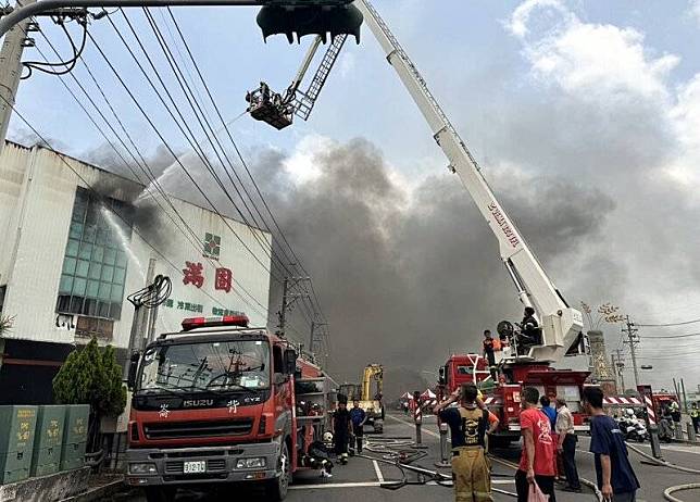 雲林縣西螺鎮金農米碾米廠14日上午發生火警，因廠 房可燃物多，火載量大，火勢持續延燒，已逾4小時 仍未控制，縣府動員人力灌救及協調彰化縣支援。 （李明哲提供） 中央社記者黃國芳傳真 113年4月14日