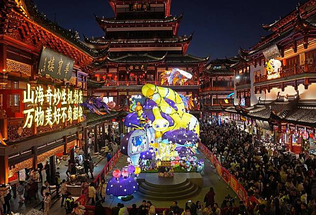 People visit the Yuyuan Garden Lantern Festival at Yuyuan Garden in east China's Shanghai, Jan. 1, 2025. With the Chinese Lunar New Year just around the corner, Shanghai's Yuyuan Garden has again donned a festive look with hundreds of delicate, illuminated lanterns. (Xinhua/Liu Ying)