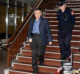 台北地院15日審理前台北市長柯文哲等人涉入的京華城等案件，正式進入言詞辯論階段，柯文哲出庭應訊。(記者羅沛德攝)