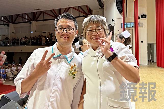 弘光科大學士後護理系大一學生劉大瑜（左）轉換國貿職涯，重返校園念書。弘光科大提供