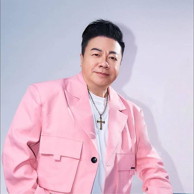董至成雷射手術後恢復良好，稱回到了青春期視力。（圖／翻攝自董至成臉書）