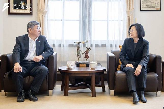 去年3月14日，前總統蔡英文（右）與民眾黨前主席柯文哲（左）「吃牛肉麵」聊國政。（資料照，總統府提供）