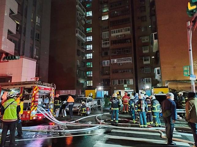 台北市大安區成功國宅一日凌晨火警，警消獲報立即派大量人車馳援，現場疏散四十五人、救出二人，其中一人送醫不治，詳細起火原因仍待後續調查釐清。（翻攝照片／中央社）