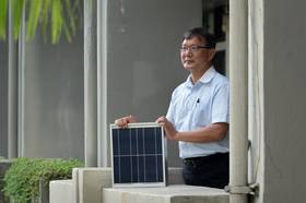 台南大學綠色能源科技學系特聘教授傅耀賢長期投入光電回收技術的開發，其團隊研發的回收機具已外銷到美國。（攝影／謝佩穎）