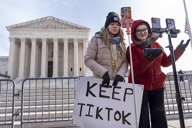 美國TikTok用戶在最高法院外進行直播，呼籲美國政府讓該平台能夠繼續營運。（美聯社）