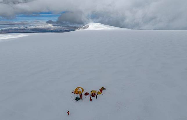 An aerial drone photo taken on Sept. 11, 2024 shows the camp of a scientific expedition team at the &ldquo;Dome.C&rdquo; point on the top of Purog Kangri Glacier in southwest China's Xizang Autonomous Region. (Xinhua/Jiang Fan)