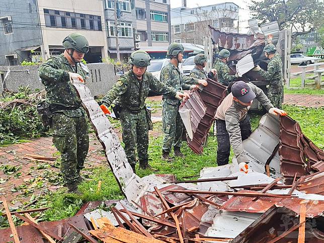 憲指部官兵協助災後復原。（憲指部提供）