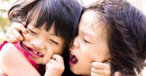1歲童被同學咬9次，手臂虎口都被咬傷！父母向托嬰中心、家長索賠判決出爐。小小孩愛咬人，如何引導？