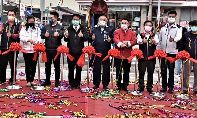 台南市長黃偉哲與民代及里長參加東山新建停車場剪綵儀式。（記者翁聖權攝）