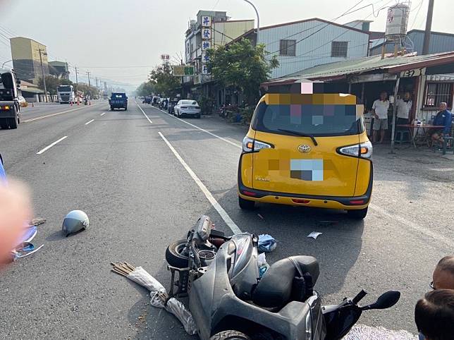 機車騎士追撞小黃倒地又被曳引車碾過死亡。（記者陸瓊娟翻攝）