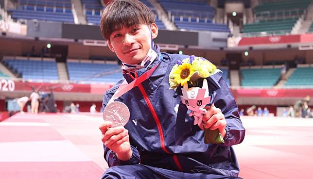 中華隊柔道好手楊勇緯（白）拿下銀牌，為台灣奧運柔道隊史首面獎牌。（圖／體育署提供）
