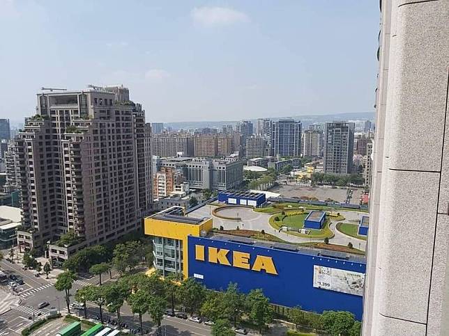 網友拍到台中IKEA頂樓的空中花園，但網友對他所在的拍攝地點更有興趣。