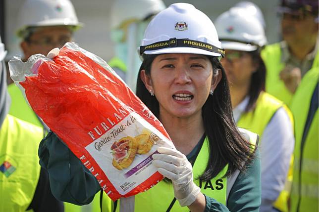 馬來西亞環保能源部長楊美盈率團，查驗港口內大批非法輸入的「洋垃圾」貨櫃。（美聯社）