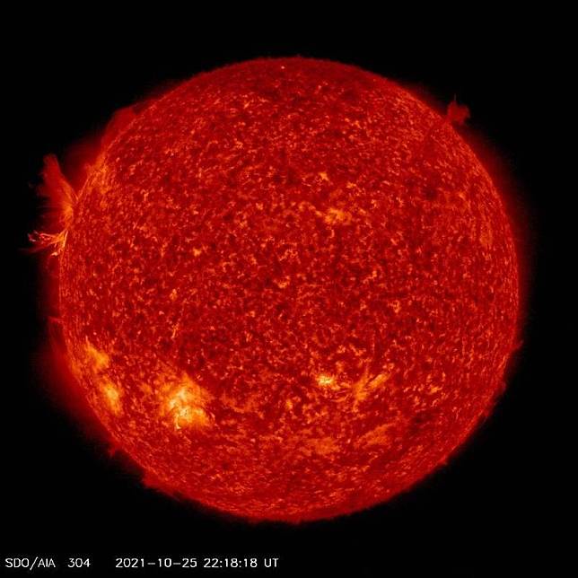 鄭明典上午在臉書分享一張太陽表面影像，畫面中的火熱恆星被拍下「活躍噴火」，讓他不禁笑稱「就像打了蝴蝶結」。(擷取自鄭明典臉書)