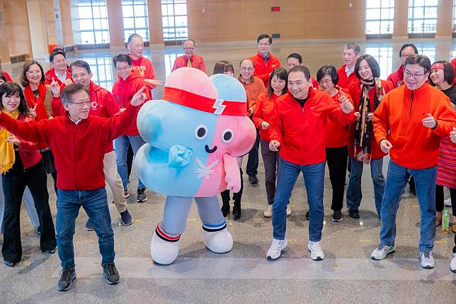 新北蛇年賀歲片運動迎新年　侯友宜揪團隊挑戰世壯運競賽項目