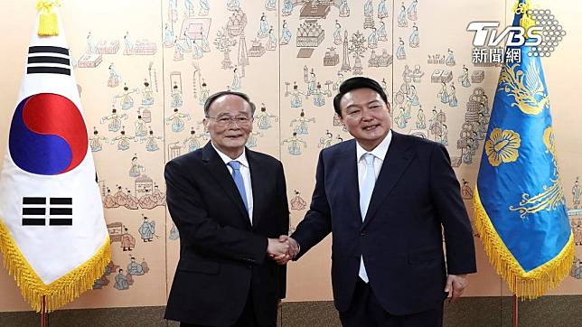 南韓新任總統尹錫悅與中國大陸國家副主席王岐山。（照片來源：AP）