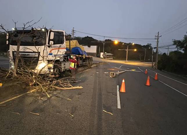 4日清晨，台1線苗栗後龍路段，一台拖板車發生交通事故，該拖板車不明原因衝撞中央分隔島，還撞斷路燈及路樹。（圖／翻攝畫面）