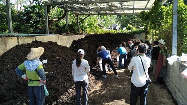 台北市立動物園平日不對外開放的「黃金聖殿」，實地探索腐熟有機質資材場，學習如何將廢棄物轉化為環保資源。(台北市教育局提供)