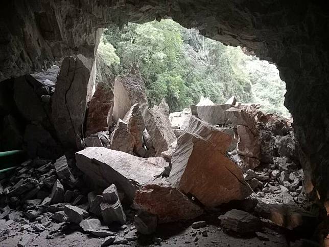 才剛開放二個多月的太魯閣國家公園「白楊步道」昨凌晨第四隧道口發生大量土石崩塌封閉中。(太魯閣國家公園管理處提供)