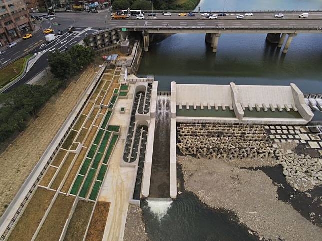 全臺獨一無二的新店溪最大魚道在日前完成通水。（圖 ／新北市政府水利局提供）