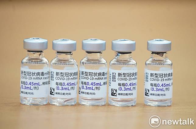 桃市今有２名國中生施打BNT疫苗後不適送醫，其中一人因有嗜睡、冒冷汗情形，仍留院觀察。   圖：林昀真／攝