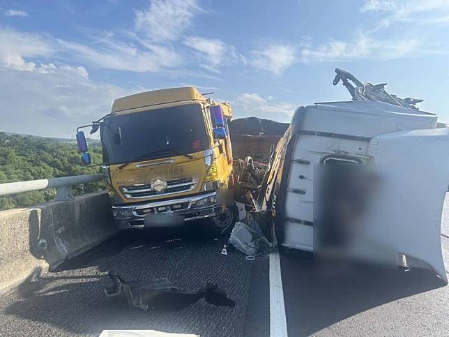 國三通霄路段一輛拖吊車正準備協助處理停放路肩的故障大貨車，遭後方砂石車追撞，造成拖吊車和貨車駕駛死亡。（國道警方提供，中央社）