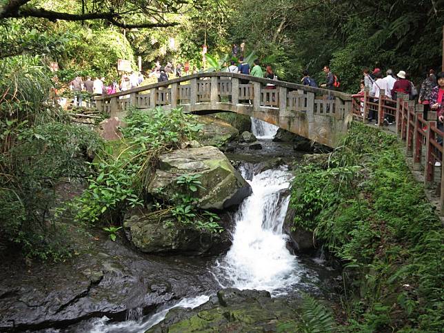 綠樹、溪流、石橋，還有絡繹不絕的觀光客。