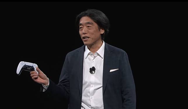 Sony Honda Mobility 執行長水野泰秀(Yasuhide Mizuno)演講到一半，拿出 PS5 手把，遙控 AFEELA 電動車出場。