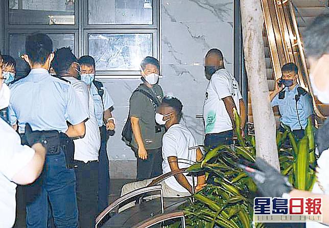 涉嫌毆劫巴婦的三名非裔疑犯（均穿白色Ｔ恤）被趕至警員擒獲。李家傑攝