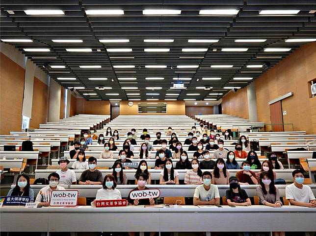 台灣大學和台灣女董事協會合開「領導力講座」課程，邀業界菁英分享職涯經驗，還提供至企業實習的機會，並透過職場情境模擬，讓學生學到實作技能， 為踏入職場做好準備。 （台大提供） 中央社記者許秩維傳真 110年10月7日  
