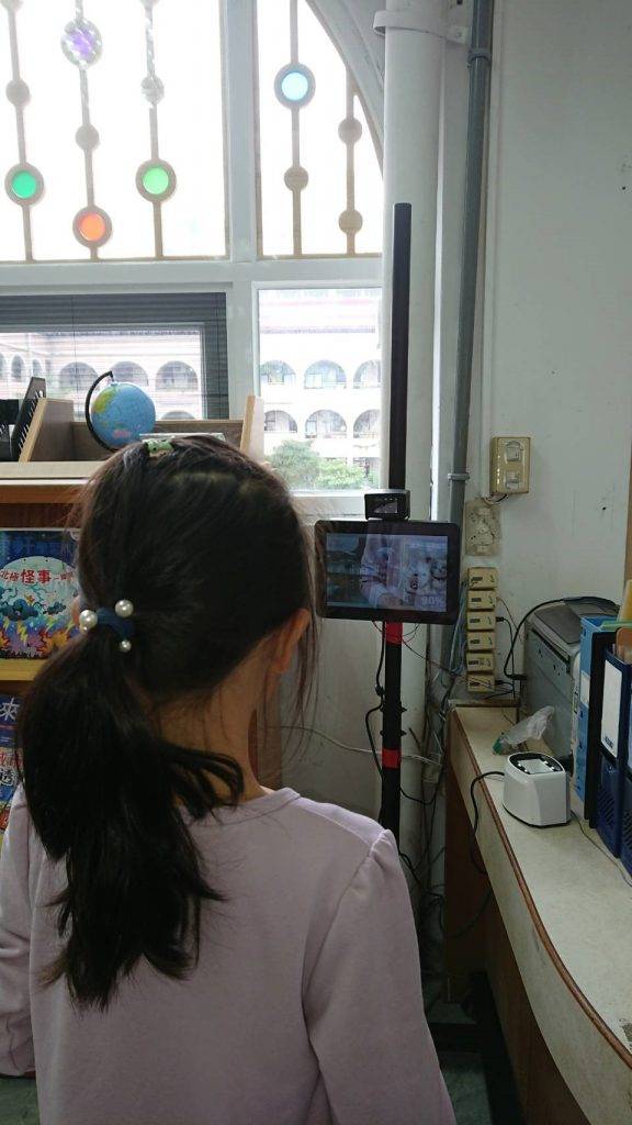 北新國小同學用人臉辨識技術可進入圖書館借書。（新北市教育局提供）