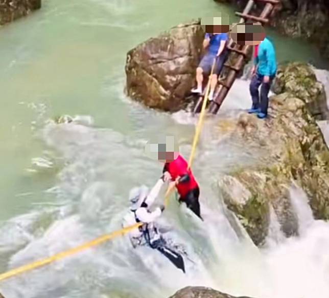 網傳畫面顯示，兩名背包客穿越溪流被湍急溪水沖走。（圖／翻攝自微博）