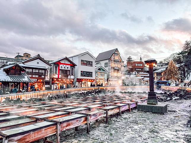 
<p>下過雪的草津溫泉傍晚。（圖片提供：<a href=