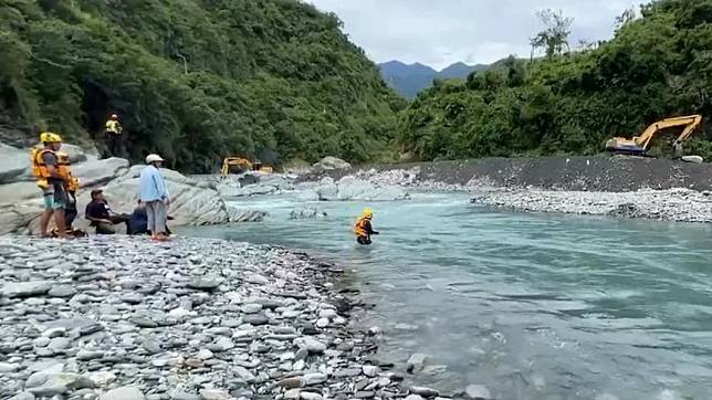 台東知本溪2釣客落水，1人失蹤。（圖／翻攝自記者爆料網）