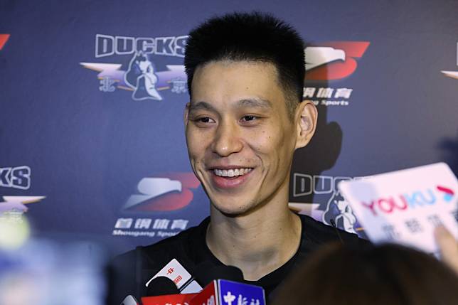 Jeremy Lin speaks to the media at an open training session in Beijing. Photos: Simon Song